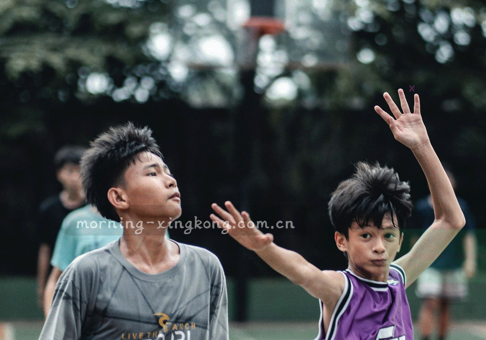 多条光线从不同方向汇聚到同一个亮点的抽象图形，表达对接与共建的关系